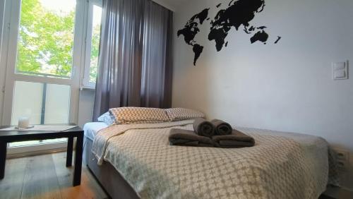 sypialnia z łóżkiem z dwoma ręcznikami w obiekcie DROINVEST Apartament Jarzębinowa - Wrocław KRZYKI - PKP - UE we Wrocławiu