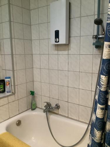 a bathroom with a bath tub with a shower at Schönes Zimmer 1 Etage inkl Parkplatz nach Verfügbarkeit in Essen