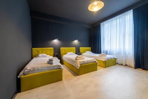 Duas camas num quarto com paredes azuis em Zero em Cluj-Napoca
