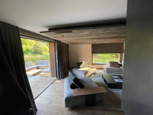uma sala de estar com dois sofás e uma grande janela em Chalet Esquinade 4 bedrooms appartment Megève em Megève