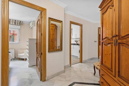格拉納達的住宿－PISO EN CALLE ARABIAL, JUNTO A EL CORTE INGLÉS，走廊上设有门和镜子