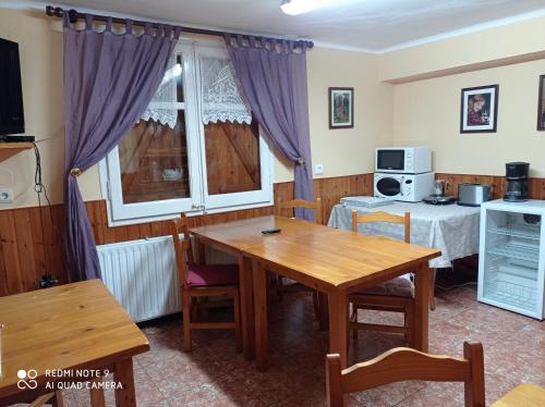 een eetkamer met een tafel en een tafel en stoelen bij Casa Rural Felip in Espot