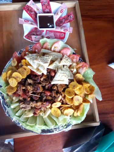 une plaque de nourriture avec des frites et des crackers sur une table dans l'établissement hotel el quijote, à La Pintada
