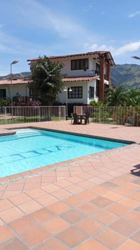 a swimming pool in front of a house at hotel el quijote in La Pintada