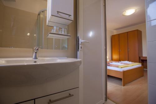 Ένα μπάνιο στο Apartments Villa Ban