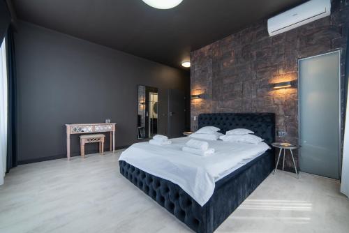 1 dormitorio con 1 cama grande y pared de ladrillo en Zero en Cluj-Napoca
