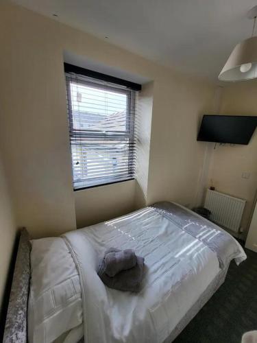 Dublin Packet - Single room 2 في هوليهيد: غرفة نوم مع سرير أبيض كبير مع نافذة