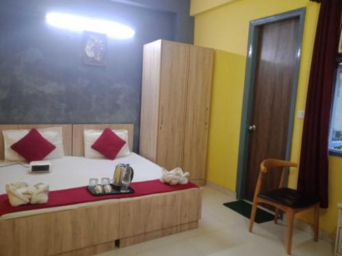 Cama ou camas em um quarto em OYO Yeti Inn Hotel Near Appu Ghar