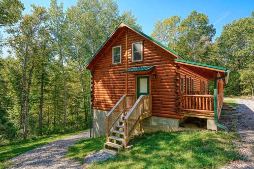 Cabaña de madera en el bosque con porche y escaleras en Seven Pines Cabin - Secluded in Hocking Hills, en Nelsonville