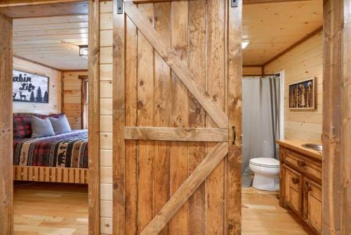 Nelsonville的住宿－Seven Pines Cabin - Secluded in Hocking Hills，小木屋内带滑动谷仓门的浴室