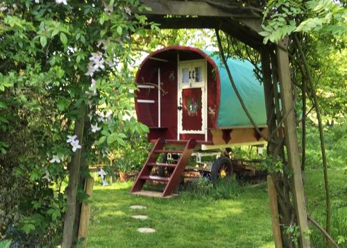 een klein huis op een trailer in een tuin bij Fernwood in Ringwood
