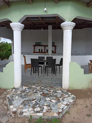 Un patio o zona al aire libre en Bosofet Beach and Creek Lodge