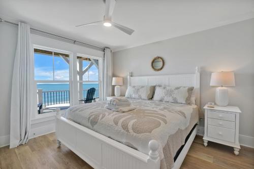 een slaapkamer met een bed met uitzicht op de oceaan bij La Vita Bella in Oak Island