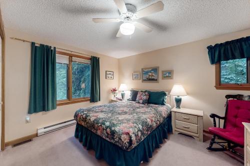 Schlafzimmer mit einem Bett und einem Deckenventilator in der Unterkunft Grand Isle Lake House in Grand Isle