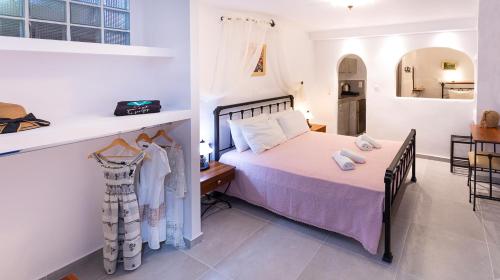 Кровать или кровати в номере Vassilia on the beach Serifos