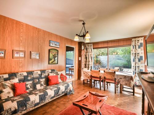 un salon avec un canapé et une table dans l'établissement Superbe T3 avec Grande Terrasse - 6 Pers, Proche Centre des Gets - FR-1-685-11, aux Gets