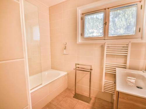 une salle de bain avec une baignoire et un lavabo dans l'établissement Superbe T3 avec Grande Terrasse - 6 Pers, Proche Centre des Gets - FR-1-685-11, aux Gets