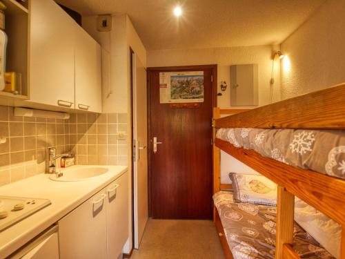 - une petite cuisine avec des lits superposés et un évier dans l'établissement Studio cosy Morillon 1100 avec balcon et casier à skis - FR-1-642-83, à Morillon