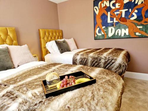 Ένα ή περισσότερα κρεβάτια σε δωμάτιο στο The Hamilton Luxury Let-The Duke