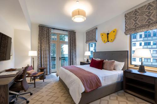 Pokój hotelowy z łóżkiem, biurkiem i biurkiem w obiekcie The Blake Residences w mieście Taos Ski Valley