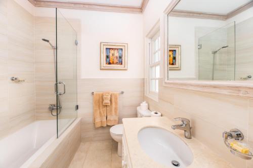 ein Bad mit einem Waschbecken, einer Dusche und einem WC in der Unterkunft Coconut Grove 8 Luxury Villa by Island Villas in Saint James