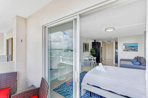um quarto de hotel com uma cama e uma varanda em Waterfront Studio with Free Parking em Miami Beach