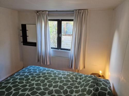 - une chambre avec un lit et une fenêtre dans l'établissement B&B Nature & U, à Voorthuizen