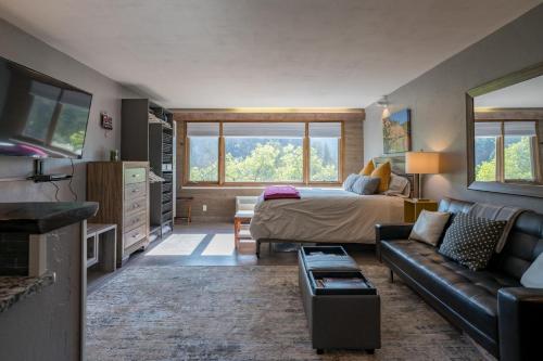 ein Wohnzimmer mit einem Bett und einer Couch in der Unterkunft Tamarron Lodge Studio - 109 in Durango