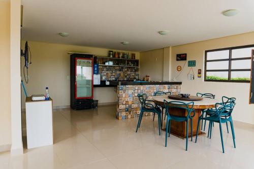 - une cuisine avec une table et des chaises dans la chambre dans l'établissement Casa em Bananeiras - Condomínio Caminhos da Serra, à Bananeiras