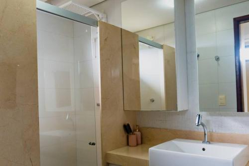een badkamer met een wastafel en een douche bij Casa em Bananeiras - Condomínio Caminhos da Serra in Bananeiras