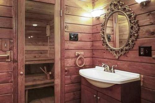 y baño con lavabo y espejo. en French Provincial King Room, en Andes