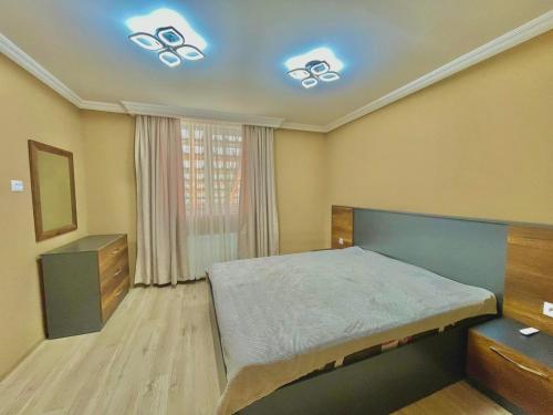 Un dormitorio con una cama grande y una ventana en Holiday Inn Tianeti, en Tiflis