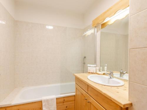 une salle de bain avec un lavabo et une baignoire dans l'établissement Charmant T4 à Morzine, proche centre et remontées, idéal pour 8 pers., garage inclus - FR-1-754-13, à Morzine