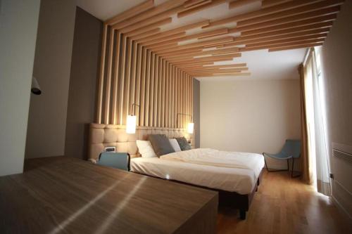 1 dormitorio con cama grande y ventana grande en Hotel Corte Quadri, en Lonigo