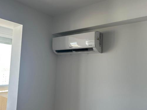 ポルティマンにあるPanorama Family Apartmentの部屋の壁掛けテレビ