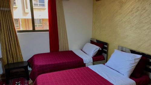 Postel nebo postele na pokoji v ubytování Al-Amer Beach Hotel