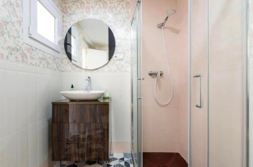 uma casa de banho com um lavatório e um espelho em FANTASTICO CENTRO ESTACIONES em Málaga
