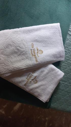 two white towels sitting on top of a bed at Vila Manguezal, 2 suítes com opção de piscina e sauna integrada privativas na rota ecológica dos Milagres in Pôrto de Pedras