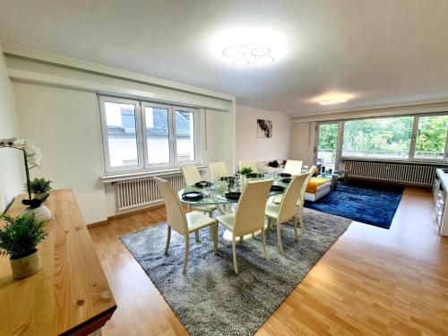 ein Esszimmer mit einem Tisch und Stühlen in der Unterkunft Large 2 Bedrooms in Center with Terrace & Parking-41b in Luxemburg (Stadt)