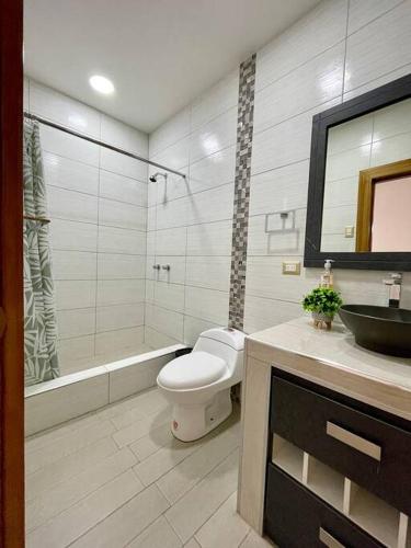 een badkamer met een toilet, een douche en een wastafel bij Salinas, amplia casa vacacional para 12 in Salinas