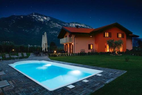 ein Haus mit einem Pool vor einem Haus in der Unterkunft Agriturismo Maso Miri in Trient