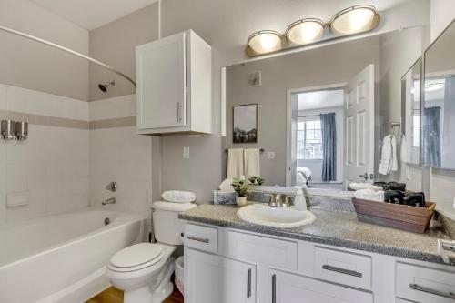 Clearfield的住宿－Quiet Apartment Central to Davis County，白色的浴室设有卫生间和水槽。