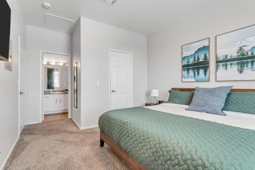 1 dormitorio blanco con 1 cama con manta verde en Luxury Apartment Hot Tub, Gym Free Parking en Clearfield