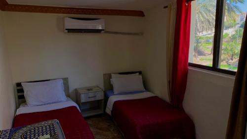 Postel nebo postele na pokoji v ubytování Al-Amer Beach Hotel