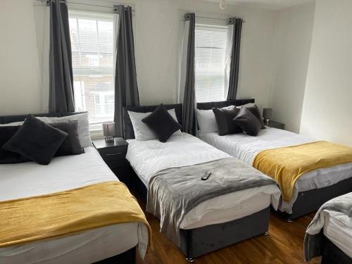 Zimmer mit 3 Betten in einem Zimmer in der Unterkunft Hometel Large Luxurious Comfy Home Can Sleep 16 in Thornton Heath