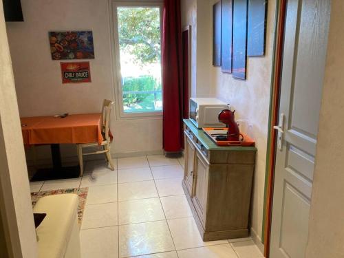 uma cozinha com uma mesa, uma janela e uma mesa em Appartement « Mexico », Avignon em Avignon