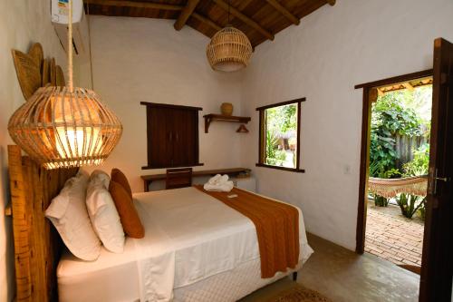 1 dormitorio con cama y ventana en Pousada Coco Brasil, en Caraíva