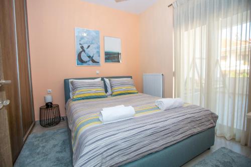 イオアニナにあるModern Lake View Apartmentの枕が2つ付いたベッドと窓のある寝室