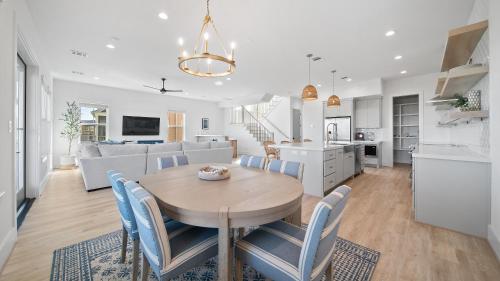 een keuken en een woonkamer met een houten tafel en stoelen bij Uncharted in Galveston