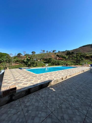 une grande piscine avec un toit en carrelage dans l'établissement Sitio Aconchego, à Mariana